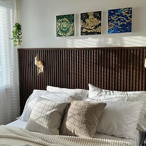 Deluxe One-Bedroom Apartment City View